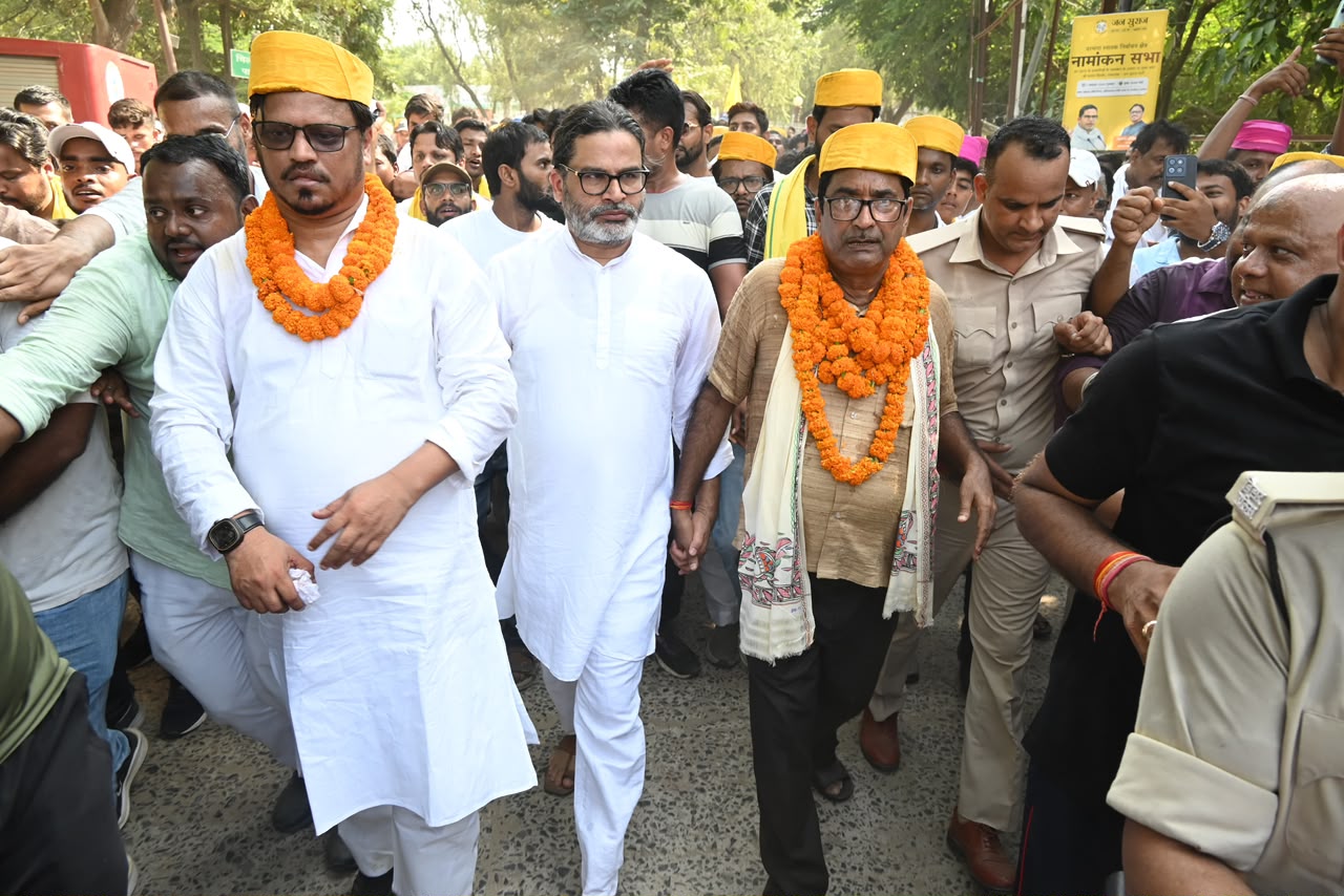 बाएं से पहले डॉ सुरेश प्रसाद राय 