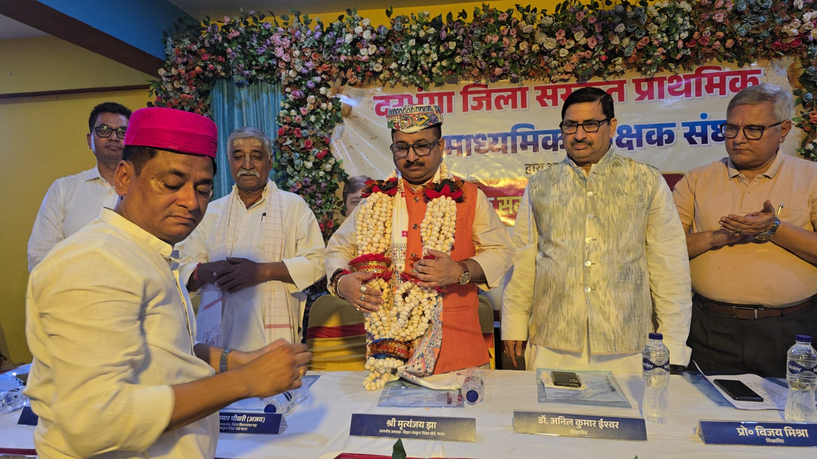 दरभंगा में आयोजित शिक्षक सम्मान समारोह में सम्मानित होते बिहार संस्कृत शिक्षा बोर्ड के अध्यक्ष।
